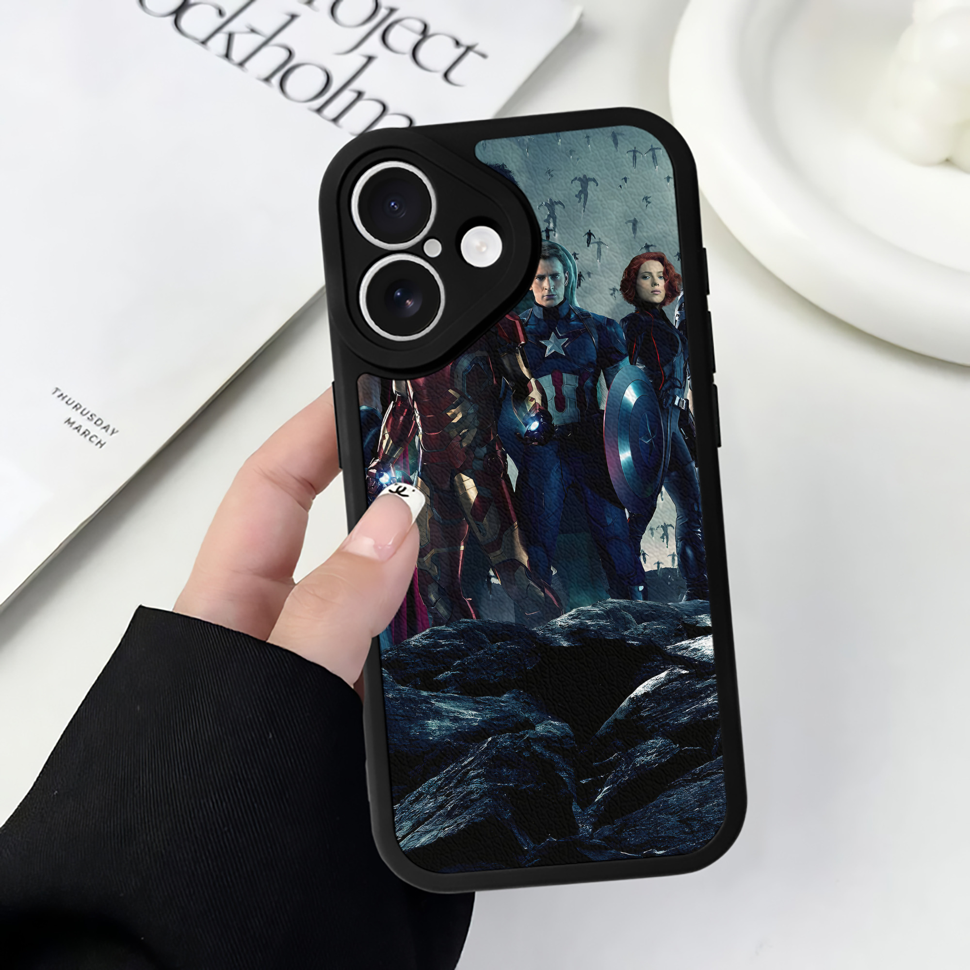 （画像用） アベンジャーズ The Avengers 【iPhone 16シリーズ対応】シリコンスマホケース（レザー調） 材質：シリコン